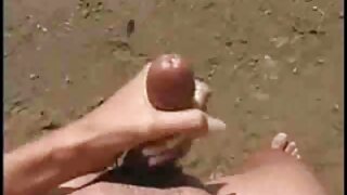 मोठ्या स्तनांसह आकर्षक सोनेरी रंग तिच्या प्रियकराला एक छान blowjob देते