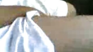 फाटक्या पँटीहोजमधली सुंदर दिसणारी रेडहेड अलीशा तिच्या काचेच्या डिल्डोशी खेळत आहे
