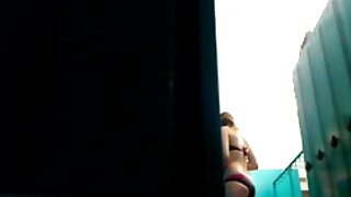 आश्चर्यकारक कोंबडा शोषक Averil तिच्या योनी मागून fucked नाही