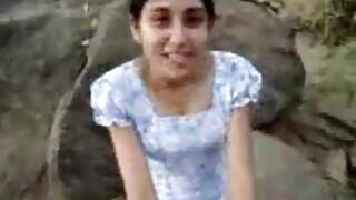 मोठ्या छातीची कुत्री पांढर्‍या गोंदलेल्या डौगला मजेदार ब्लोजॉब देते