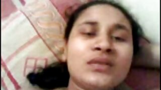 बक्सोम आणि मोहक श्यामला महाविद्यालयीन मुलगी कामोत्तेजनासाठी वेडेपणाने डिक चालवते